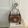 Bolsa tote de camurça bordada com trevo de quatro folhas, estilo retrô coreano, para mulheres, nova coleção outono/inverno 2026, bolsa de ombro de grande capacidade