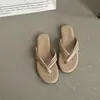 Chanclas de mujer con conciencia del diseño 2026 simples verano retro exterior suela plana suela blanda antideslizantes sandalias de dedo del pie diario