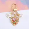 Pingente Chaveiro Flor Coração Pérola para Chaveiro de Bolsa de Casal Capa para Fone de Ouvido Bluetooth AirPods