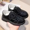 Zapatos de cuero negro para niños, forrados de felpa y engrosados, zapatos de charol para niños mayores, estilo británico, adecuados para actuaciones, otoño e invierno, zapatos de cuero para pajes niños