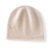 Gorro tejido cálido simple, con borde enrollado y patrón de flor de ciruelo, nuevo estilo otoño/invierno, moderno gorro tejido de cachemira con orejeras, modelo para mujer