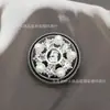 Atacado estilo pequeno perfumado 5 palavras Botão oco de metal com strass de pérola Fivela decorativa para casaco de caxemira jaqueta de tweed