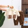 Nuevo conjunto de tres piezas de otoño para niños: Cárdigan de punto a cuadros combinado con una camisa de cuello y pantalones jogger para bebés y niños pequeños