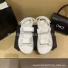 Sandálias de Velcro Xiaochangfeng Versão de Luxo em Estoque para Mulheres, Modelo Novo 25, Sapatos Romanos de Solado Grosso, Sapatos de Praia com Fivela de Metal e Pérola