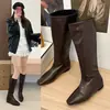 Nuevas botas de motocicleta plisadas versátiles 2026 de caña alta, punta cuadrada para otoño, estilo coreano, con plataforma interna para aumentar la altura, botas largas para mujer, con un diseño simple y elegante
