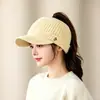 Gorra tejida de pico de pato de moda estilo coreano para mujer, adecuada para otoño e invierno, con protección para las orejas, cálida, hace que la cara se vea más pequeña, se puede usar con cola de caballo, gorro tejido de punta abierta