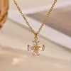 Elegante, Moderno, Lujoso, Gama Alta Collar para Mujer de Acero Inoxidable con Incrustaciones de Circonita en Forma de Cruz Chapado en Oro de 18 Quilates Transfronterizo