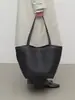 Suministrada directamente del comercio exterior, esta elegante y versátil bolsa tote de gran capacidad en color café es adecuada para el uso diario y viene en un juego con una bolsa más pequeña.. Disponibles al por mayor y personalización