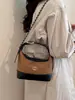 Pequena bolsa de retalhos fosca estilo Chanel, apresentando um padrão de losangos com estampa de leopardo na cor Maillard, uma corrente sofisticada e um design mini de ombro/transversal.