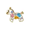 Broche de Pony de Cristal Colorido para Mujer 2025 Nuevo Diseño de Alta Gama Lujo Accesible Accesorios de Pines de Diseño de Nicho
