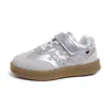 Colección Otoño 2026: Zapatillas de entrenamiento alemanas para niños, de estilo coreano, sencillas, a la moda y brillantes, con bordado de corazón y diseño casual