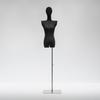 Maniquí de Hombro Plano Grande Estilo Coreano Accesorios Modelo Hombro en Ángulo Recto Hombro Ancho Femenino Medio Cuerpo Maniquí de Mesa Soporte de Exhibición para Escaparate de Tienda de Moda para Mujeres Cuerpo Completo