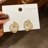 Pendientes de Hoja y Perla con Circonita Electrochapados en Oro Real de 14K, Modernos y Versátiles, Pendientes Elegantes con un Toque de Lujo Ligero y de Alta Gama para Mujer