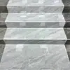 Los peldaños de escaleras para casas de autoconstrucción se pueden equiparar con luces sensoras, peldaños antideslizantes, baldosas de mármol