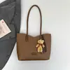 Bolso tote minimalista de gran capacidad estilo coreano para mujer, bolso de hombro de moda para la ciudad con colgante de oso versátil, bolso de mano de alta gama