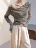 Camiseta Longa Listrada com Ombro Inclinado para Mulheres no Outono, Novo Look Emagrecedor e Top Assimétrico Ousado