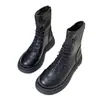 Elegantes y estilizan, estas botas estilo Martin para mujer para otoño e invierno 2026 cuentan con un suave empeine de piel, punta redonda, suela plana y un diseño versátil. También están forrados con forro polar para mayor calidez.