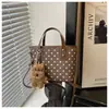 Bolsos de nicho transfronterizos para mujer, nuevo bolso de hombro tipo cubo de lunares de moda otoño 2026, bolso cruzado para el día a día