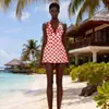 Vestido Vermelho Xadrez Estilo Férias na Praia com Gola Halter e Corte Evasê para Mulheres 2026 Primavera Novo Sexy Slim Fit Costas Abertas Curto