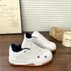 Zapatillas blancas de suela gruesa de alta apariencia para mujer, nuevo estilo primavera/verano 2026, estilo versátil de campus estudiantil, zapatillas casuales cómodas para mujer