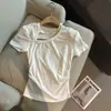 Camiseta Curta de Manga Curta com Tachas e Decote Ombro a Ombro Estilo Coreano Garota Picante para Mulheres, Verão 2026 Novo Design de Nicho Slim Fit Top Emagrecedor