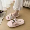 Pantuflas peludas de dibujos animados de anime de invierno para interiores/exteriores para mujer, nuevo estilo de nicho 2026, sandalias tipo chancla de moda para mujer