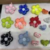 Nuevos Accesorios de Colgante de Flor de Algodón Bordada de Moda Bolso de Moda Ropa de Moda Mochila Escolar Accesorios de Colgante de Flor Roja de Año Nuevo
