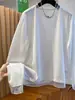Elegante camiseta branca de manga longa para mulheres, novo estilo 2026, solta e moderna, blusa base falsa de duas peças para mulheres A13561