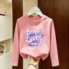 Camiseta básica para meninas para primavera e outono 2026 novo modelo, top infantil de algodão puro fofo estiloso, camiseta infantil de manga longa