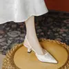 Nuevos tacones altos bordados estilo chino 2026 para mujer, con punta fina, tacón de aguja y un diseño versátil que combina bien con cheongsams y otros atuendos.