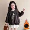 Jaqueta de Outono/Inverno para Meninas 2026 Novo Estilo Jaqueta de Couro Espessa com Forro de Lã para Crianças Menina Xadrez Gola Boneca Top de PU