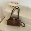 Bolsa de ombro Boston vintage desgastada de outono para mulheres, nova bolsa de ombro e transversal tipo travesseiro de couro macio de nicho 2026