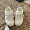 Zapatillas Blancas de Suela Gruesa para Mujer con Alto Valor Estético, Nuevo Modelo Popular 2026, Zapatillas Versátiles que Combinan Bien con Pantalones de Pierna Ancha, Zapatos de Pan