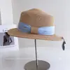 Sombrero Plano Fresco y Elegante con Decoración de Cinta para Mujer, Sombrero de Sol Versátil de Verano para Salidas y Vacaciones, Sombrero de Paja con Protección Solar, Moderno
