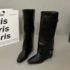 Botas de cavaleiro de perna reta com fivela de cinto, nova coleção outono/inverno 2026, botas femininas de bico quadrado acima do joelho, botas de motociclista emagrecedoras e versáteis