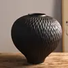 Juego Vintage de Tres Jarrones Cerámicos Negros Hechos a Mano con Textura y Patrones Tallados Wabi-Sabi, Jarrones Decorativos para B&Bs y Hoteles