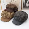 Gorra de visera estilo periódico con estampado de leopardo para otoño e invierno para mujer, gorra de retazos vintage, moderna y versátil, hace que la cara se vea más pequeña, gorra de artista estilo británico