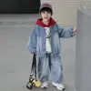 Conjunto de Três Peças Jeans para Meninos Primavera e Outono, Roupa Streetwear Cool e Moderna Estilo Coreano para Crianças, Roupas de Bebê da Moda para Exportação