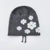 Gorro de punto de felpa floral estilo coreano para mujer, adecuado para otoño e invierno, circunferencia de cabeza grande, artístico y versátil, hace que la cara se vea más pequeña, gorro cálido