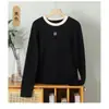 Blusa de base em proteína de cashmere para mulheres, nova coleção outono/inverno 2026, blusa de base feminina com blocos de cor e bordado de camélia