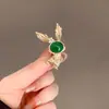 Lindo broche de conejo esmeralda de alta gama para mujer, pin de solapa elegante y moderno para chaqueta de traje, cárdigan, accesorios