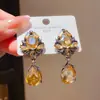 Pendientes de Gota de Agua con Flor y Hoja Incrustadas de Diamantes de Lujo Ligero, Pendientes Retro Europeos y Americanos, Estilo de Nicho, Pendientes de Gama Alta Elegantes y Únicos para Mujer