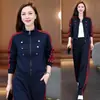 Conjunto casual da moda feito sob medida para mulheres, nova coleção de outono, jaqueta curta listrada estilosa com gola alta e calça pantalona, estilo esportivo