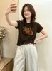 Camiseta feminina canelada de algodão com mangas dobradas, top justo de manga curta, estoque de verão da fábrica de origem, fornecido exclusivamente para atacadistas em Shisanxing