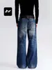 Jeans de mezclilla lavada estilo vintage con efecto bigote de gato, diseñados para hombres y mujeres, con corte holgado, estilo versátil y una silueta casual de pierna curva.