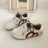 Tênis de Treino Feminino 2025 Novo Outono Retro Leve Nicho Sola Grossa Casual Tênis de Corrida