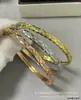 Padrão Acolchoado Estilo Chanel Coco Versão Estreita Pulseira V-Gold Banhada a Ouro Amarelo Ouro Rosa 18K para Mulheres, Pulseira Elegante de Anel Aberto