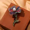 Broche de Flor de Diamante Azul de Lujo Ligero y de Alta Gama, Lleno de Diamantes, Piedras Preciosas de Colores y Perlas, un Accesorio de Alta Gama para Trajes y Abrigos