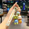Lindo llavero de Sanrio con colgante de muñeco de dibujos animados para coche, accesorios para bolso, adornos colgantes, pequeño regalo al por mayor