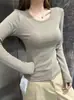 Camiseta feminina casual estilo coreano, gola redonda, manga longa, da nova coleção outono 2026, top elegante e versátil slim fit